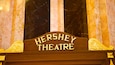 Une enseigne pour le Hershey Theatre, ornée de motifs dorés complexes.