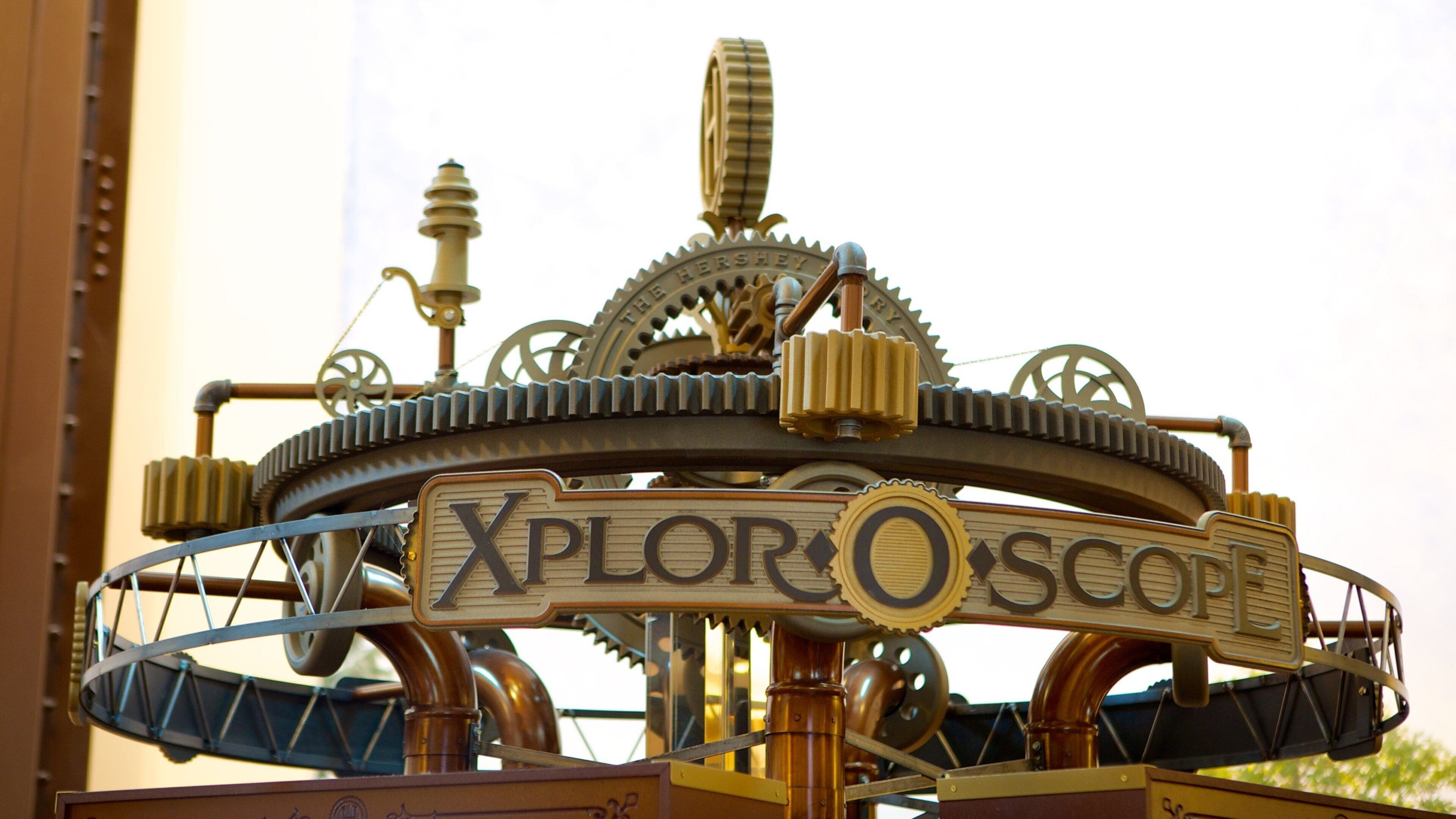 Une structure mécanique dotée d’engrenages et portant l’inscription « Xploroscope ».