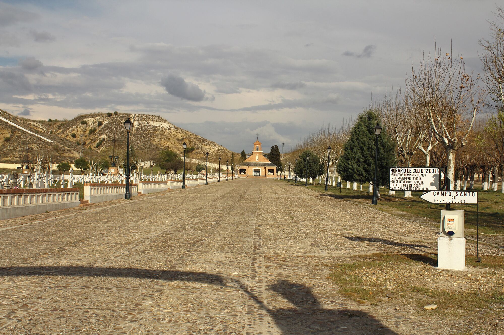 Cementerio de los Mártires de Paracuellos de Jarama, en Madrid. Este cementerio está formado por varias fosas comunes en las que fueron sepultados miles de personas asesinadas por el bando republicano en el otoño de 1936, durante la Guerra Civil Española. Los asesinados lo fueron por motivos tales como ser católicos, monárquicos, derechistas, falangistas, militares o empresarios. Martyrs Cemetery of Paracuellos Martyrs Cemetery of Paracuellos de Jarama, in Madrid. This cemetery is made up of several mass graves in which were buried thousands of people killed by the Republican side in the fall of 1936, during the Spanish Civil War. Those killed were for reasons such as being Catholic, monarchist, rightist falangist, military or businessman.