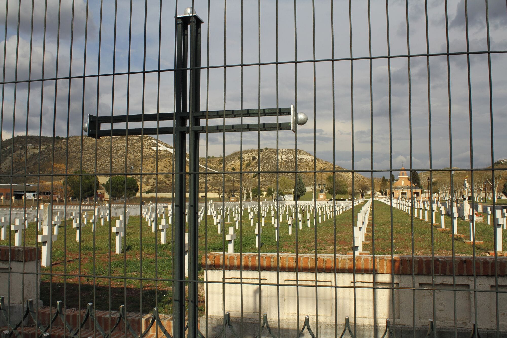 Cementerio de los Mártires de Paracuellos de Jarama, en Madrid. Este cementerio está formado por varias fosas comunes en las que fueron sepultados miles de personas asesinadas por el bando republicano en el otoño de 1936, durante la Guerra Civil Española. Los asesinados lo fueron por motivos tales como ser católicos, monárquicos, derechistas, falangistas, militares o empresarios. Martyrs Cemetery of Paracuellos Martyrs Cemetery of Paracuellos de Jarama, in Madrid. This cemetery is made up of several mass graves in which were buried thousands of people killed by the Republican side in the fall of 1936, during the Spanish Civil War. Those killed were for reasons such as being Catholic, monarchist, rightist falangist, military or businessman.