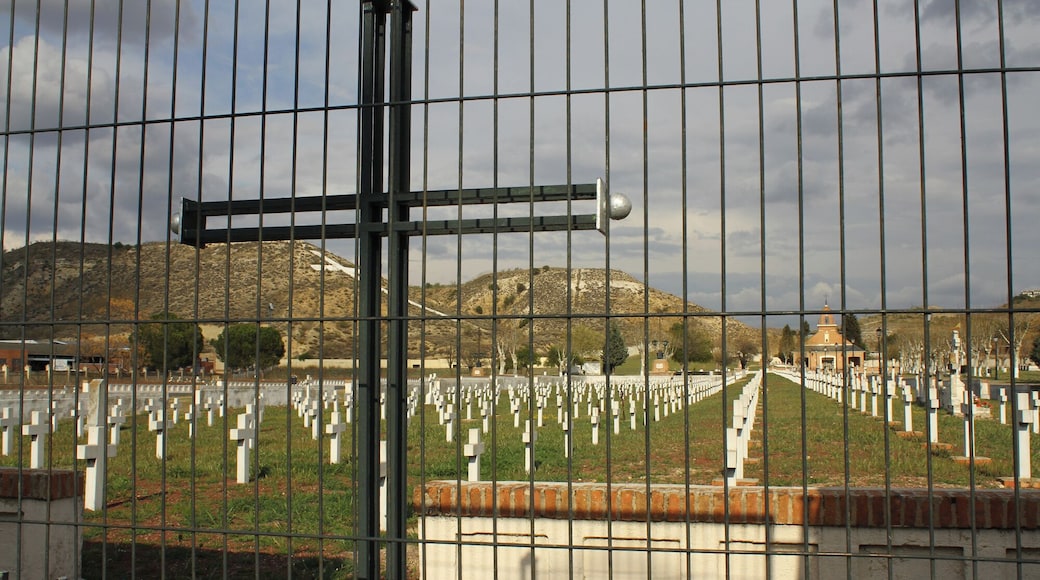 Cementerio de los Mártires de Paracuellos de Jarama, en Madrid. Este cementerio está formado por varias fosas comunes en las que fueron sepultados miles de personas asesinadas por el bando republicano en el otoño de 1936, durante la Guerra Civil Española. Los asesinados lo fueron por motivos tales como ser católicos, monárquicos, derechistas, falangistas, militares o empresarios. Martyrs Cemetery of Paracuellos Martyrs Cemetery of Paracuellos de Jarama, in Madrid. This cemetery is made up of several mass graves in which were buried thousands of people killed by the Republican side in the fall of 1936, during the Spanish Civil War. Those killed were for reasons such as being Catholic, monarchist, rightist falangist, military or businessman.