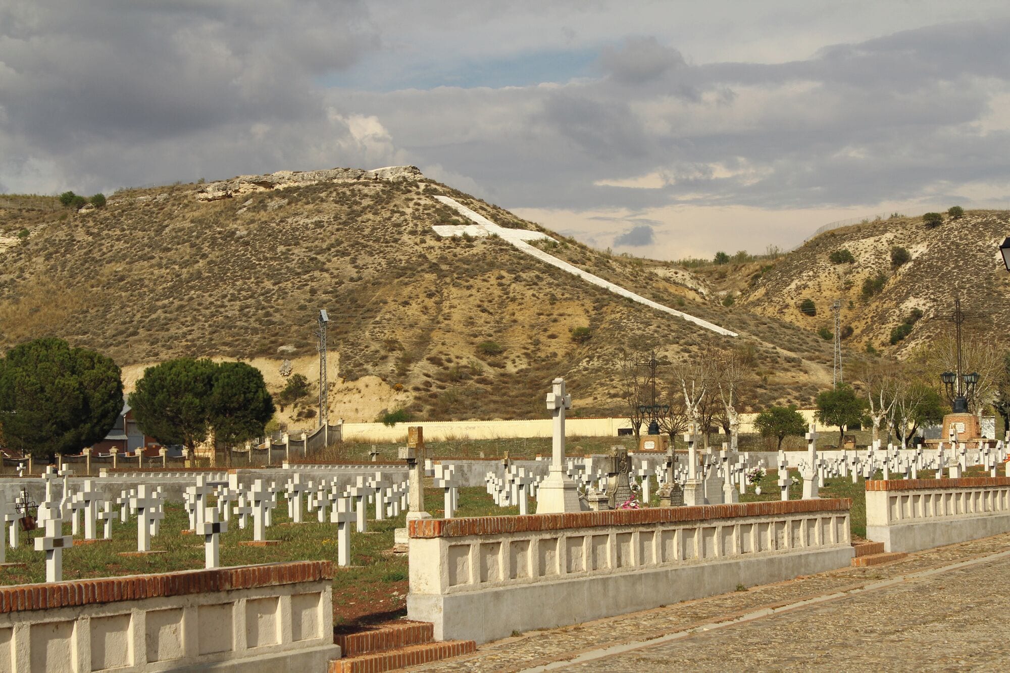 Cementerio de los Mártires de Paracuellos de Jarama, en Madrid. Este cementerio está formado por varias fosas comunes en las que fueron sepultados miles de personas asesinadas por el bando republicano en el otoño de 1936, durante la Guerra Civil Española. Los asesinados lo fueron por motivos tales como ser católicos, monárquicos, derechistas, falangistas, militares o empresarios. Martyrs Cemetery of Paracuellos Martyrs Cemetery of Paracuellos de Jarama, in Madrid. This cemetery is made up of several mass graves in which were buried thousands of people killed by the Republican side in the fall of 1936, during the Spanish Civil War. Those killed were for reasons such as being Catholic, monarchist, rightist falangist, military or businessman.