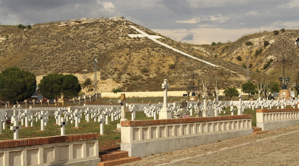 Cementerio de los Mártires de Paracuellos de Jarama, en Madrid. Este cementerio está formado por varias fosas comunes en las que fueron sepultados miles de personas asesinadas por el bando republicano en el otoño de 1936, durante la Guerra Civil Española. Los asesinados lo fueron por motivos tales como ser católicos, monárquicos, derechistas, falangistas, militares o empresarios. Martyrs Cemetery of Paracuellos Martyrs Cemetery of Paracuellos de Jarama, in Madrid. This cemetery is made up of several mass graves in which were buried thousands of people killed by the Republican side in the fall of 1936, during the Spanish Civil War. Those killed were for reasons such as being Catholic, monarchist, rightist falangist, military or businessman.
