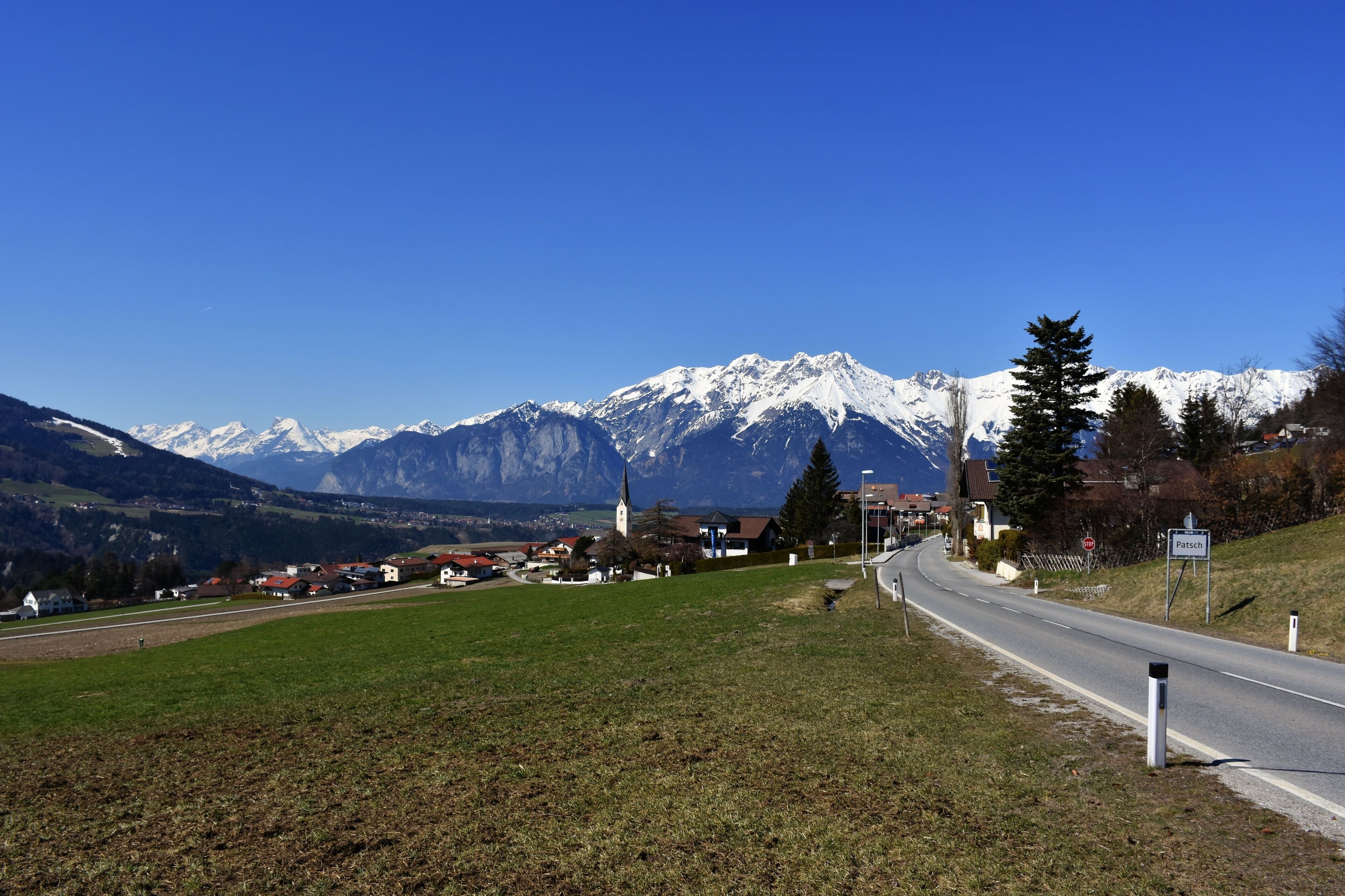 Patsch, Patscherkofel, Wipptal, Inntal, Innsbruck Land, Innsbruck, Kirchturm, Nordkette, Tal, Wipptalterrasse, Dorf, Siedlung, Wiese, Frühling, Winter, Jahreszeit, Tirol, Nordtirol, Österreich, Landst