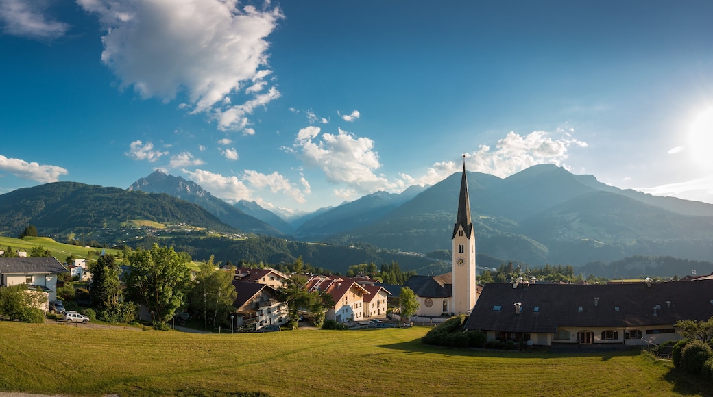 Panorama Kirchdorf in der Gemeinde Patch in Tirol bei Innsbruck, Österreich