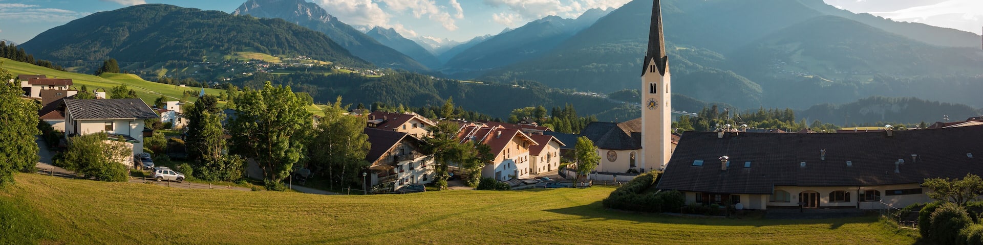 Panorama Kirchdorf in der Gemeinde Patch in Tirol bei Innsbruck, Österreich