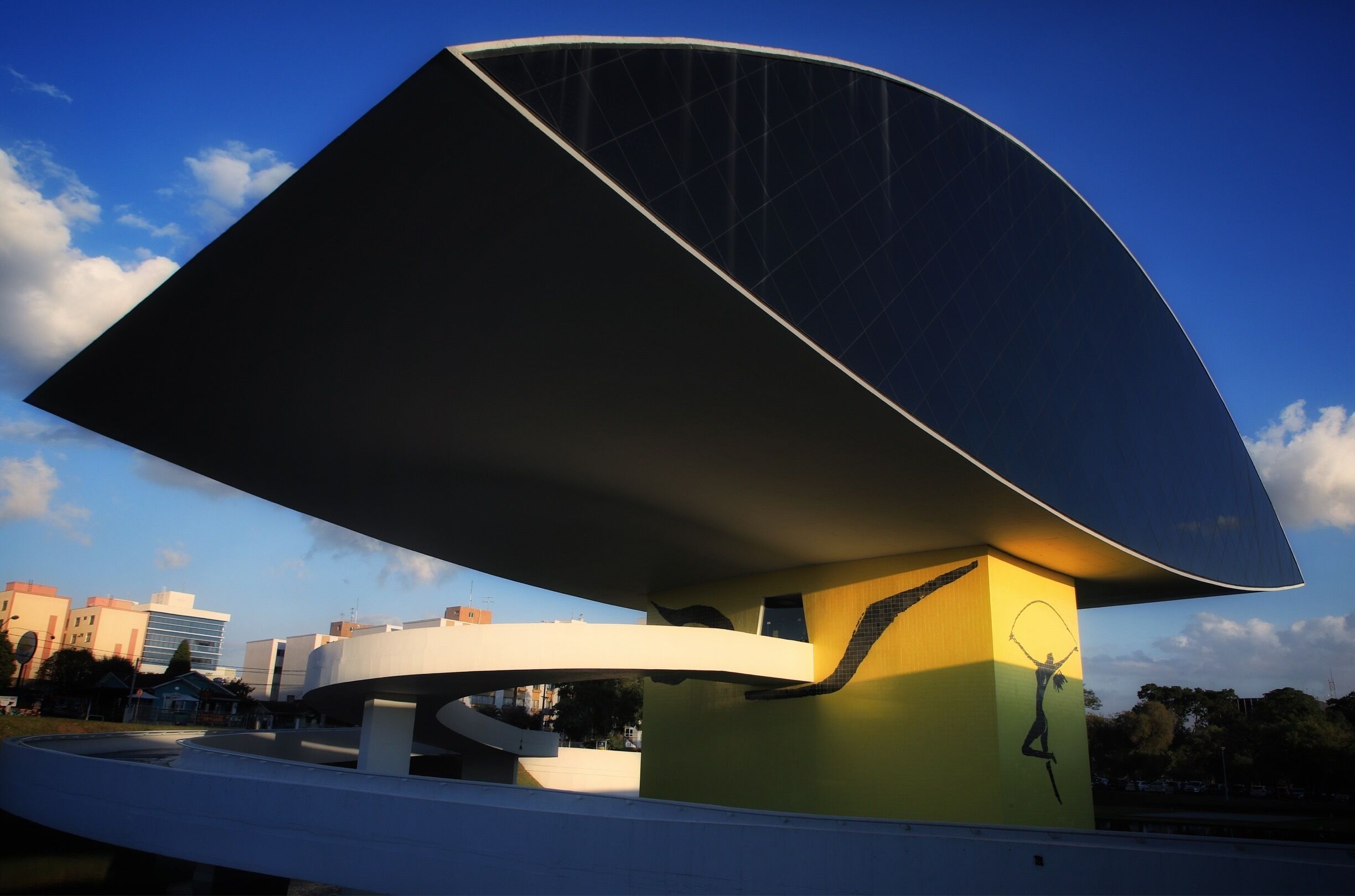 Designed by the renowned Brazilian modern architect Oscar Niemeyer, the Museu in Curitiba, Brazil houses many of his works. The gallery, which is also called the Museum of the Eye, was finished in 2002 when the architect was 95 years old.