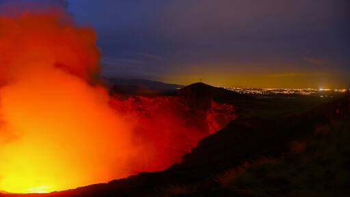Lac de lave dans le cratère Santiago sur le volcan Masaya au Nicaragua