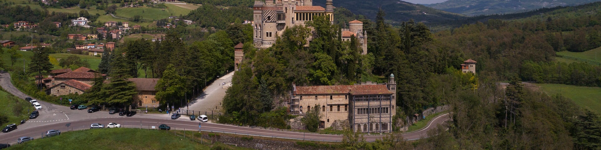vista panoramica rocchetta mattei tra le colline bolognesi