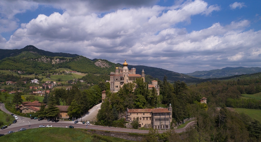 vista panoramica rocchetta mattei tra le colline bolognesi