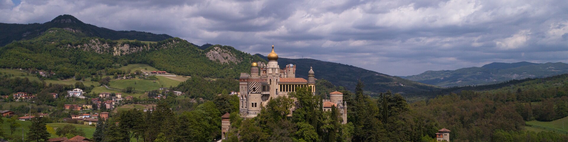 vista panoramica rocchetta mattei tra le colline bolognesi