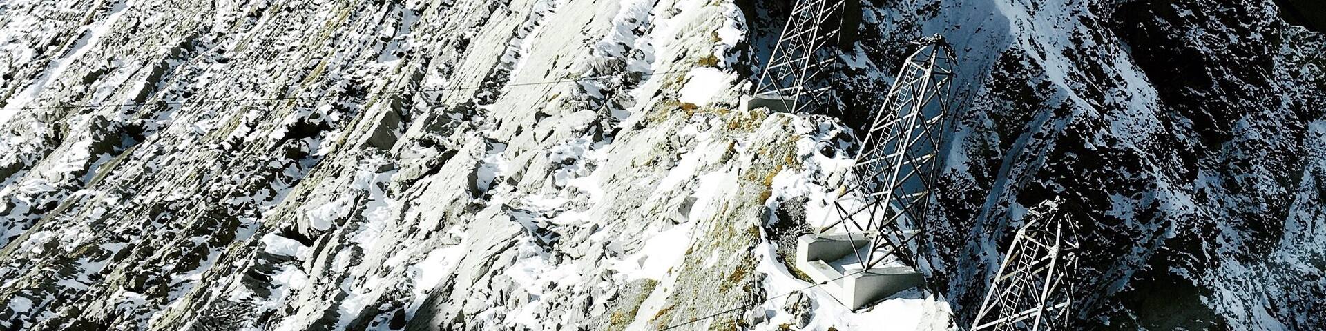 for us this was a finger snapping quick trip as we had to race against time. soon as we get to the top the rush around was well worth it-- fantastic panoramic
view :) with remains of snow from previous days and beaming sunshine.