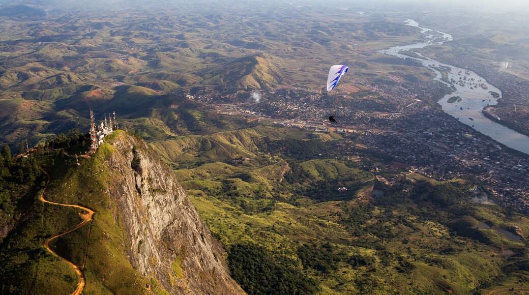 Paisagem aérea em Governador Valadares com Paraglider e pico do ibituruna e vale do rio Doce