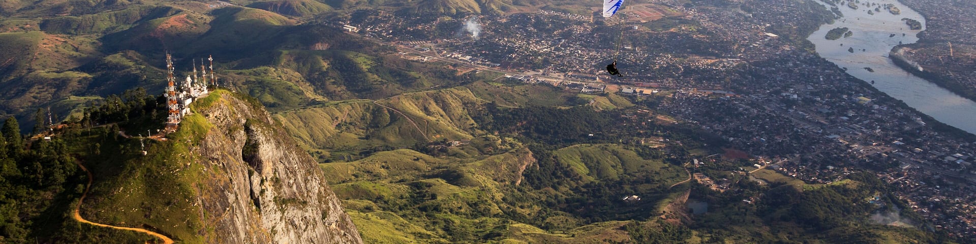 Paisagem aérea em Governador Valadares com Paraglider e pico do ibituruna e vale do rio Doce