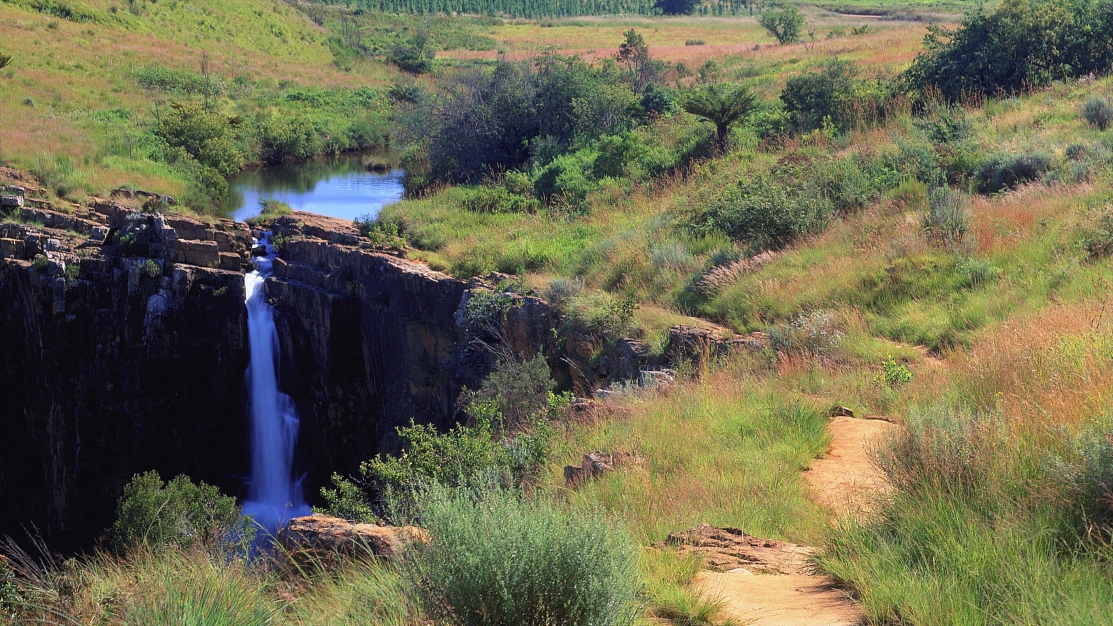 Graskop which includes landscape views, tranquil scenes and a waterfall