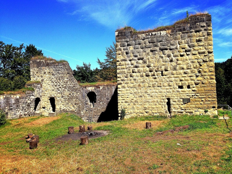 Ruine Grasburg an der Sense. Ein angeblicher Kraftort im Kanton Bern. Wunderschönes Naturgebirge . Auch Hunde und Kinder kommen hier nicht zu kurz.