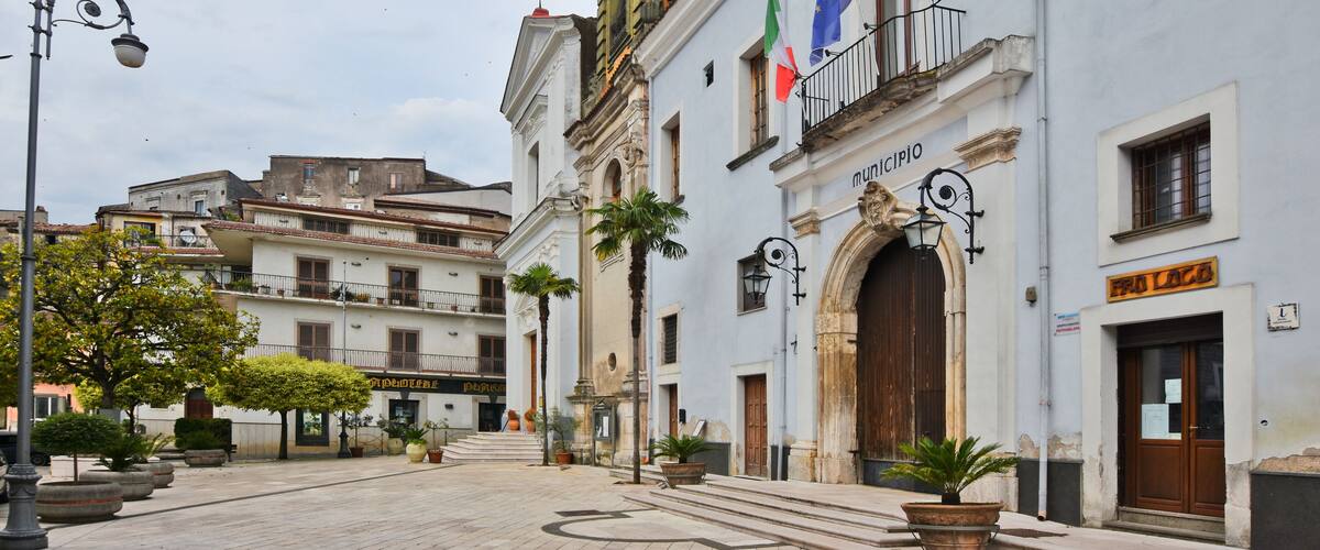 A historic square with a prominent building labeled "Municipio" and a sign for "Piazza del Colosseo."