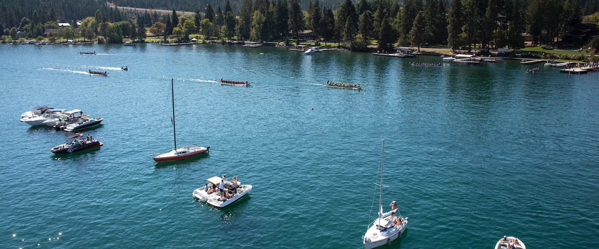 Flathead Lake mostrando deportes acuáticos y embarcaciones
