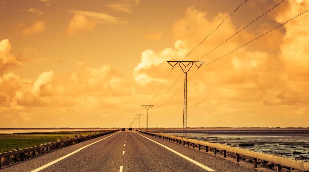 Straße auf dem Damm nach Rømø, Dänemark