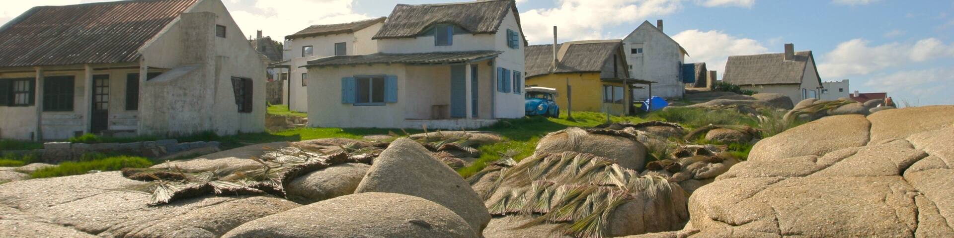Punta del Diablo qui includes petite ville ou village et maison
