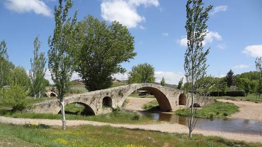 Imagen del puente romano de Luco de Jiloca en Teruel sobre el río Pancrudo