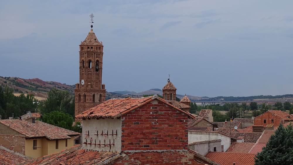 torre mudejar corredor del jiloca vista de iglesia y palomar navarrete del rio calamocha teruel aragon españa