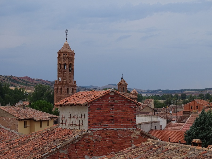 torre mudejar corredor del jiloca vista de iglesia y palomar navarrete del rio calamocha teruel aragon españa