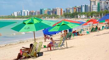 Praia de Pajuçara caracterizando uma praia, paisagens litorâneas e linha do horizonte