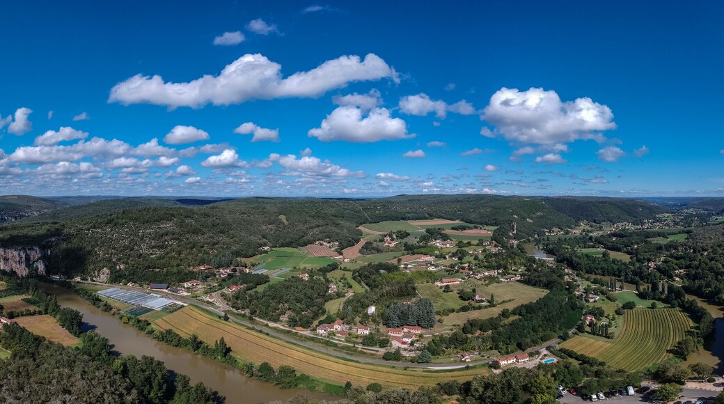 Saint-Cirq-Lapopie (Lot, France) - Vue aérienne panoramique de la basse vallée du lot et du village médiéval