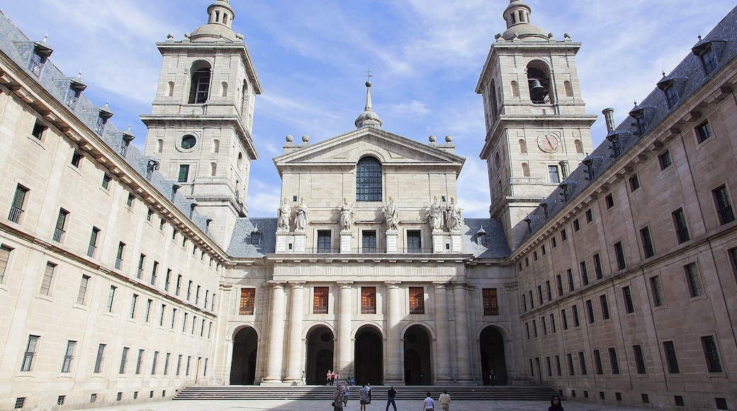 This is the Courtyard of the Kings and the entrance to the Basilica. By European standards we found the Basilica a bit boring. The two highlights were a gorgeous life-size white marble sculpture of Christ on the cross by Cellini (originally meant for the sculptor’s own tomb) and the Giordano ceilings, which he frescoed when he was his late 50s.