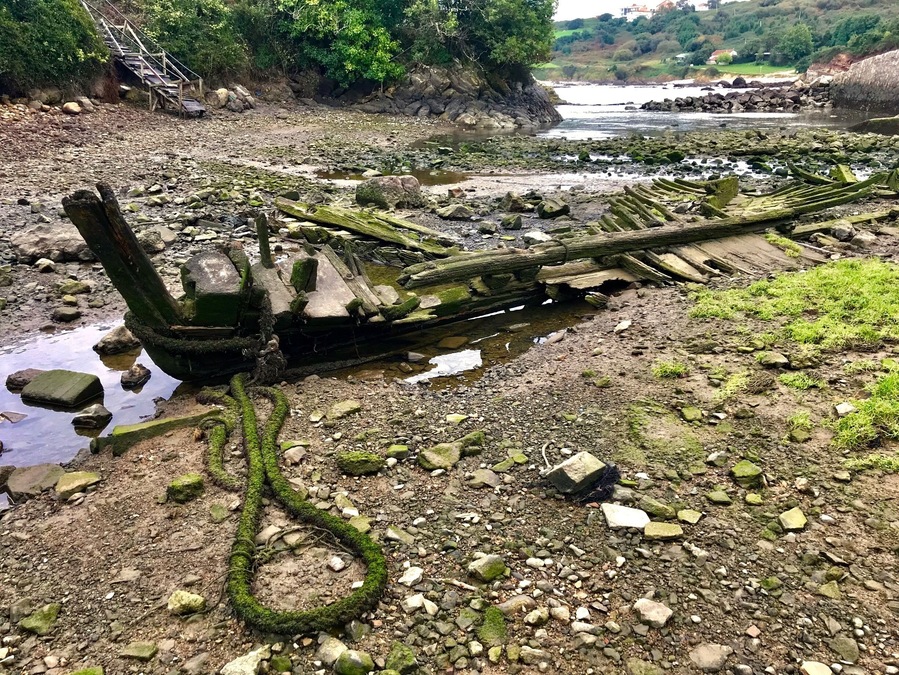 When the tide goes down, in El Dique.