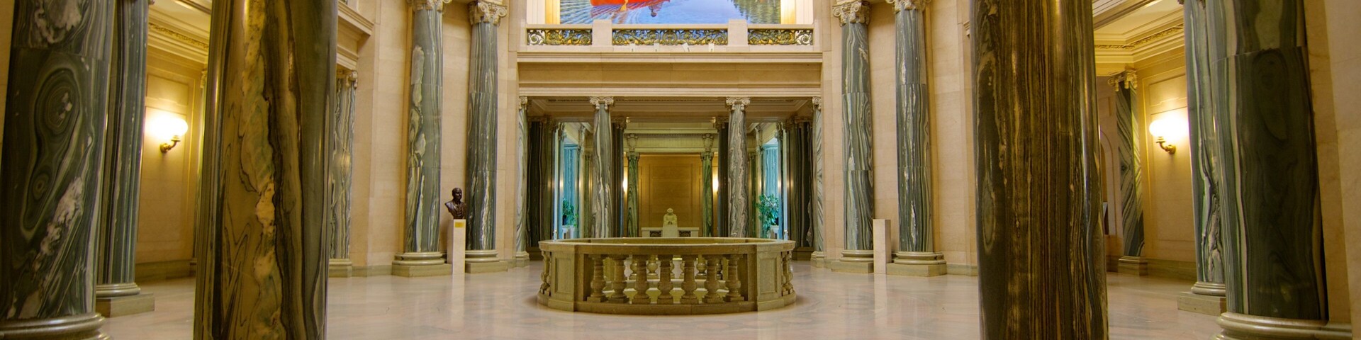 Palais législatif de la Saskatchewan montrant bùtiment public, vues intérieures et patrimoine historique