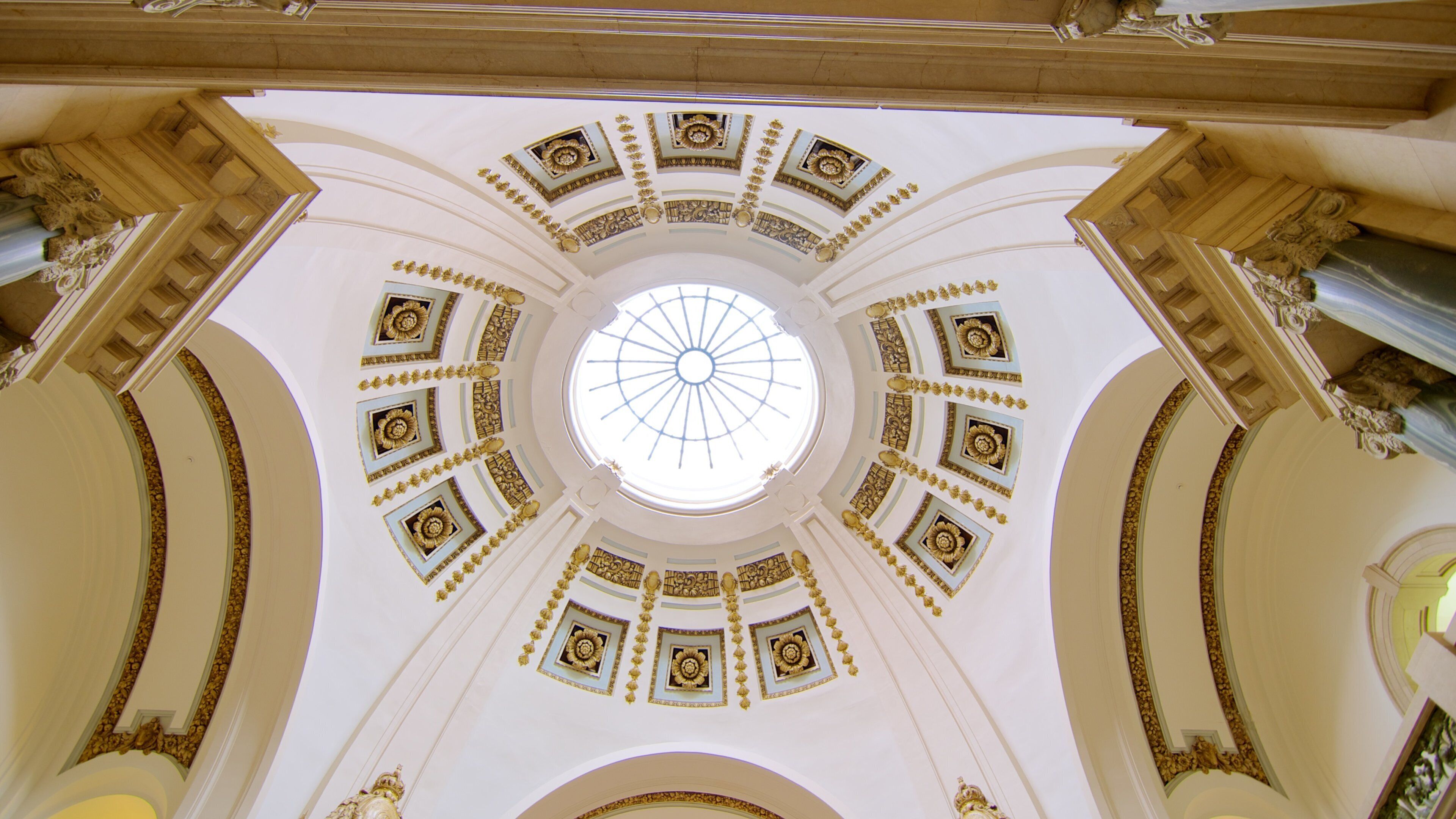Saskatchewan Legislative Building showing an administrative buidling, heritage architecture and interior views