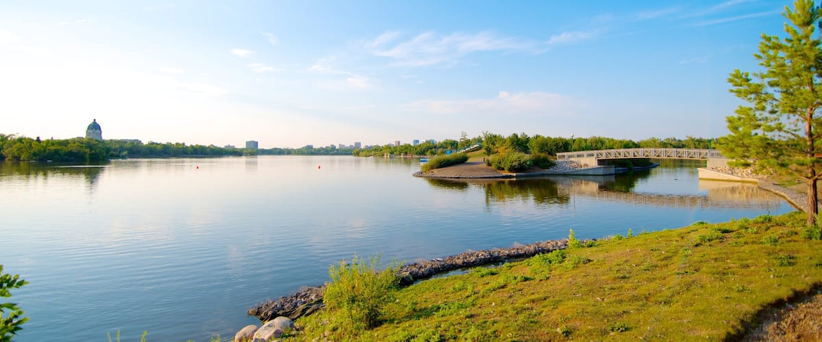 Parc Wascana Centre qui includes parc, lac ou étang et panoramas