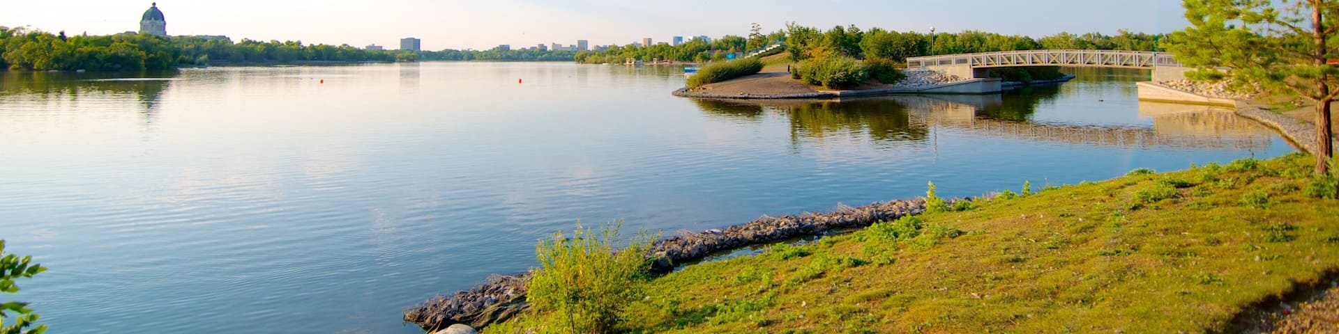Parc Wascana Centre mettant en vedette lac ou étang, panoramas et parc
