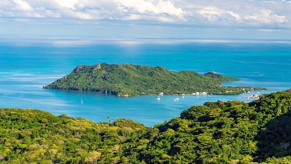 Une île verdoyante, luxuriante, entourée d’eaux turquoise.