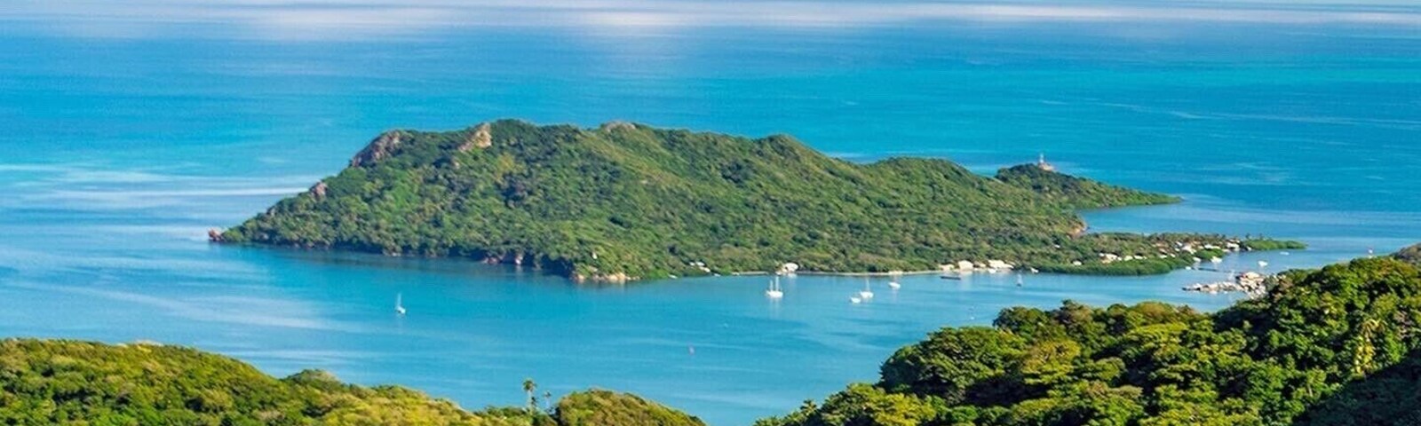 Una exuberante isla verde rodeada de aguas turquesas.