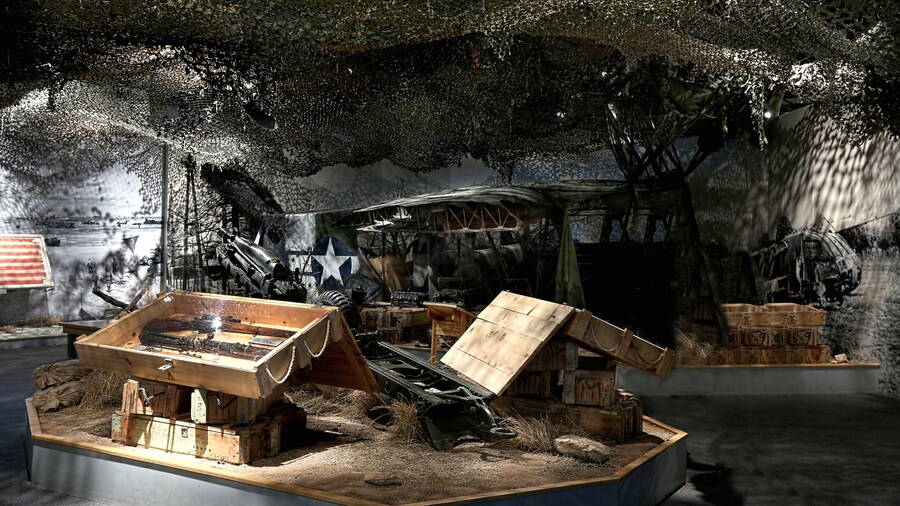 CAF Airpower Museum montrant vues intérieures