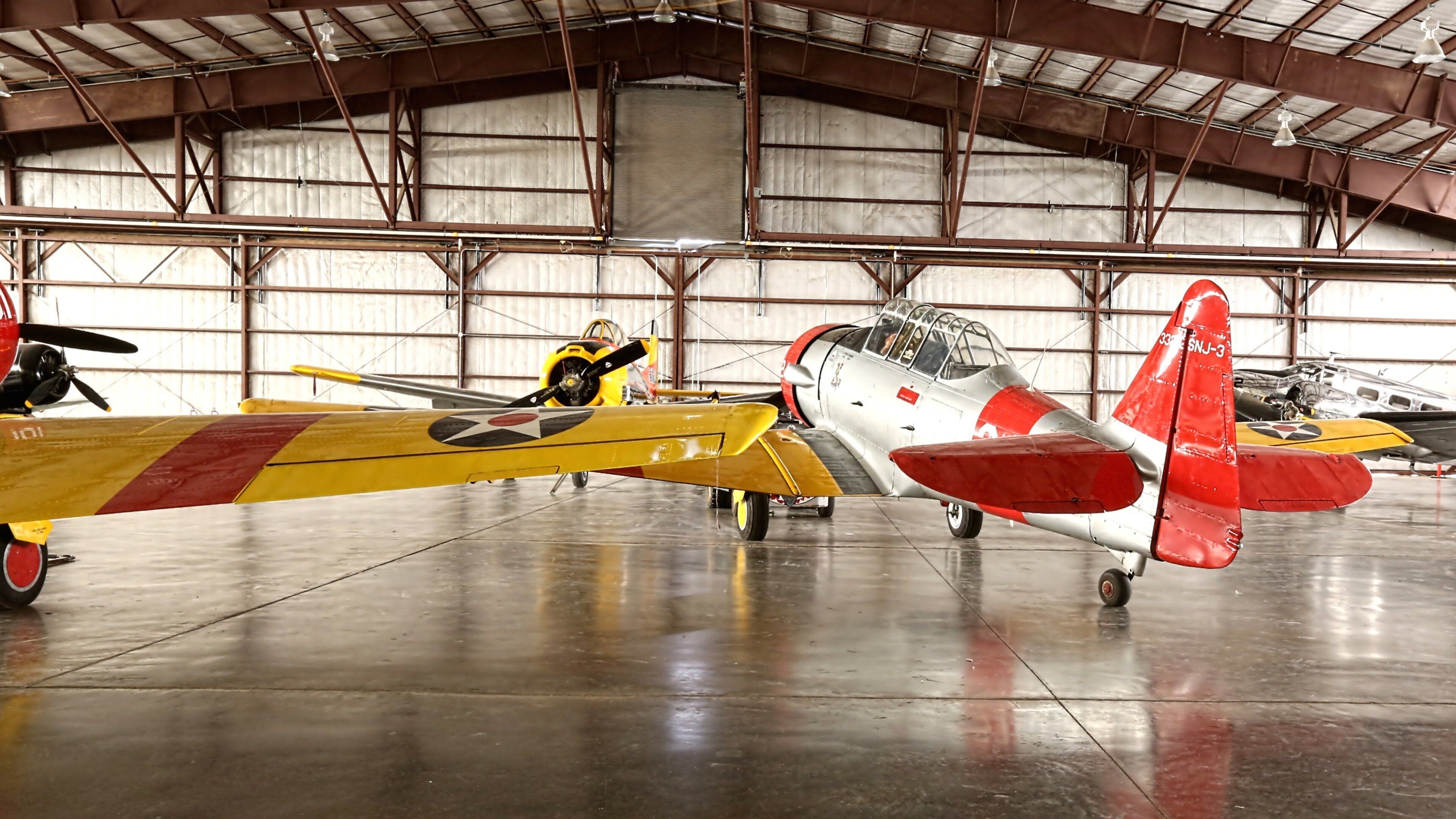 CAF Airpower Museum qui includes avion et vues intérieures