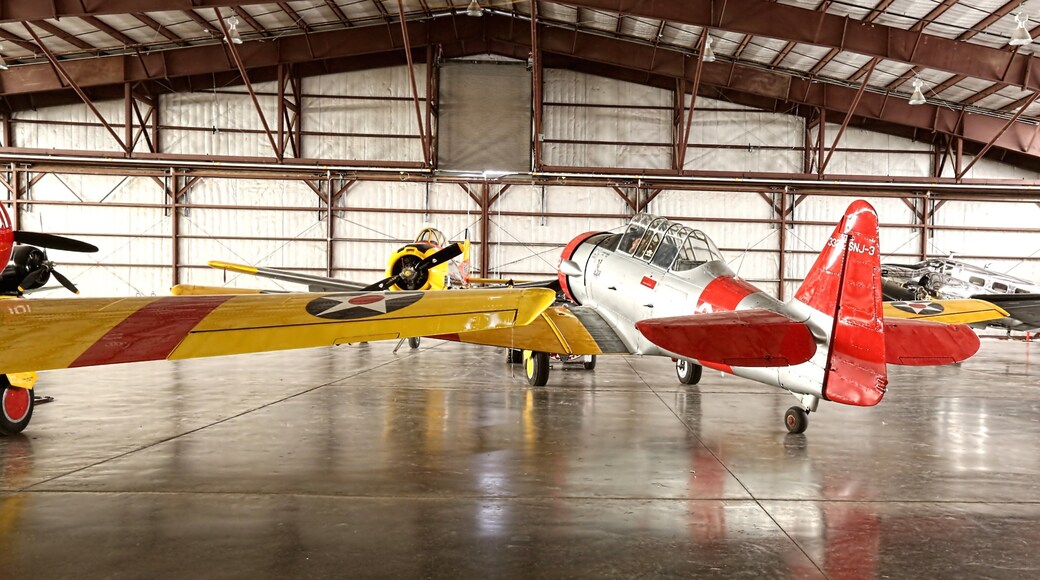 CAF Airpower Museum qui includes avion et vues intérieures