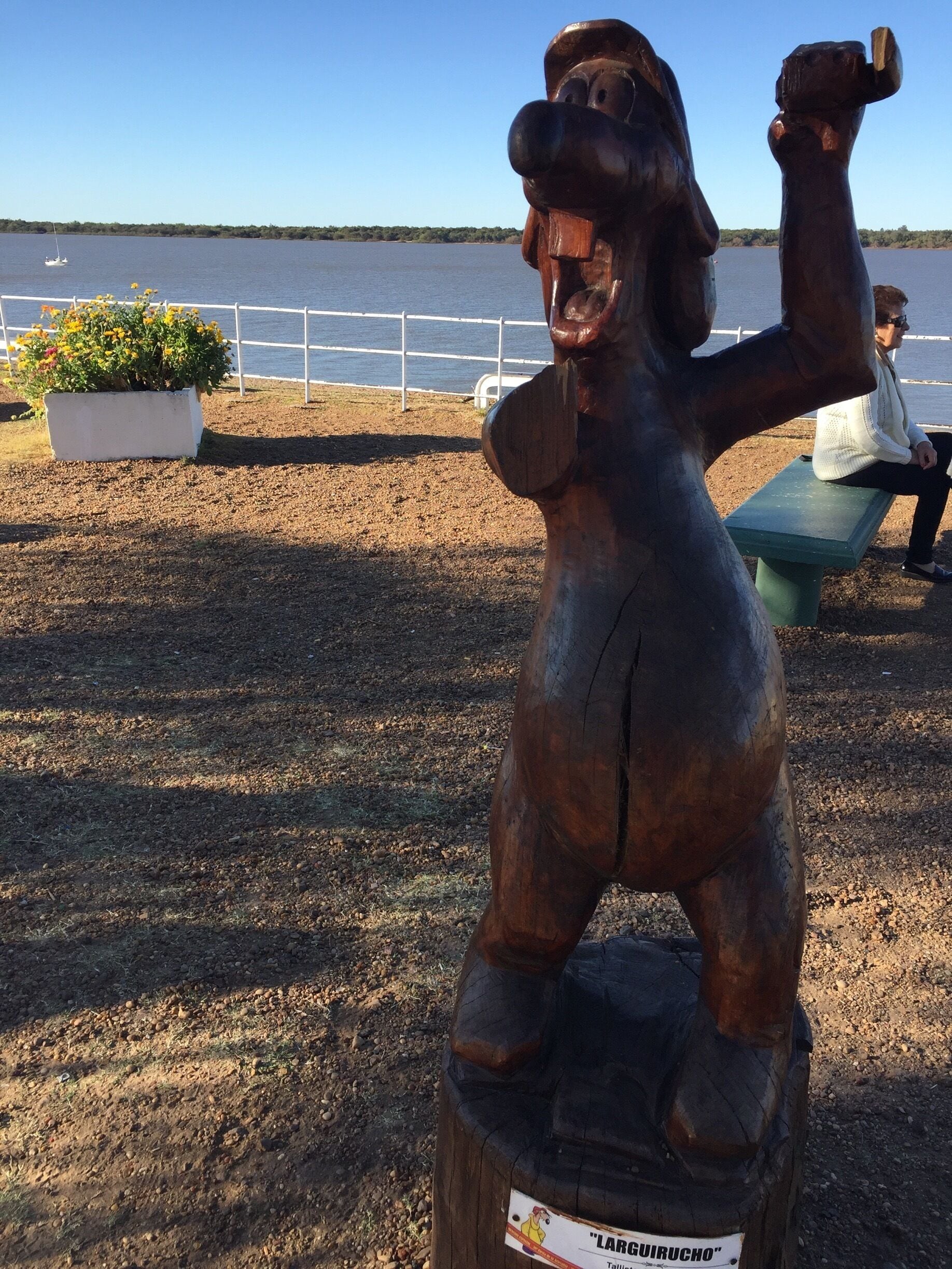 Monumentos tallados en madera de personajes de historietas 