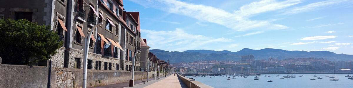 Building on the street Zugatzarte Etorbidea, Getxo. View from the street Areetako Kaia.