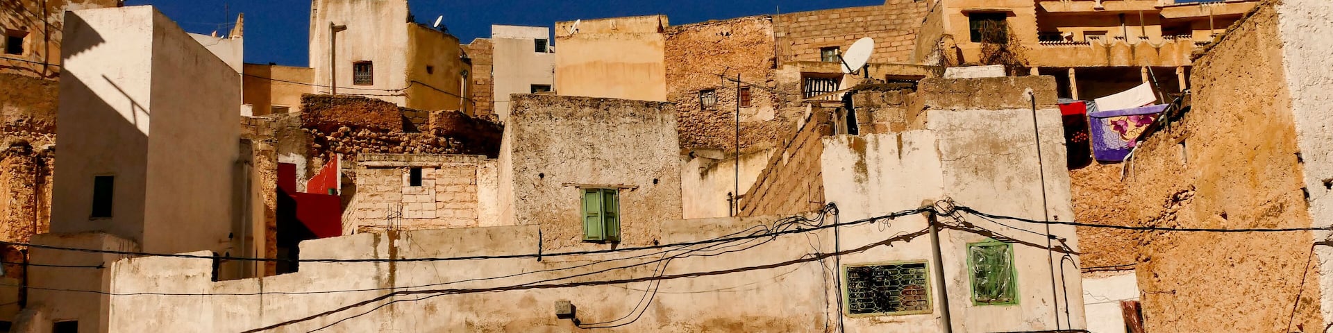 Bhalil Marocco famosa nel mondo per le sue case grotta, colorate e collegate tramite ponti.