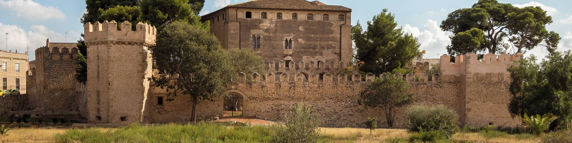 El Castillo de Benisanó es el rasgo más característico de esta localidad, así como una de las fortalezas mejor conservadas de la Comunidad Valenciana. Aquí se muestra la vista de su parte trasera, desde el norte del castillo.