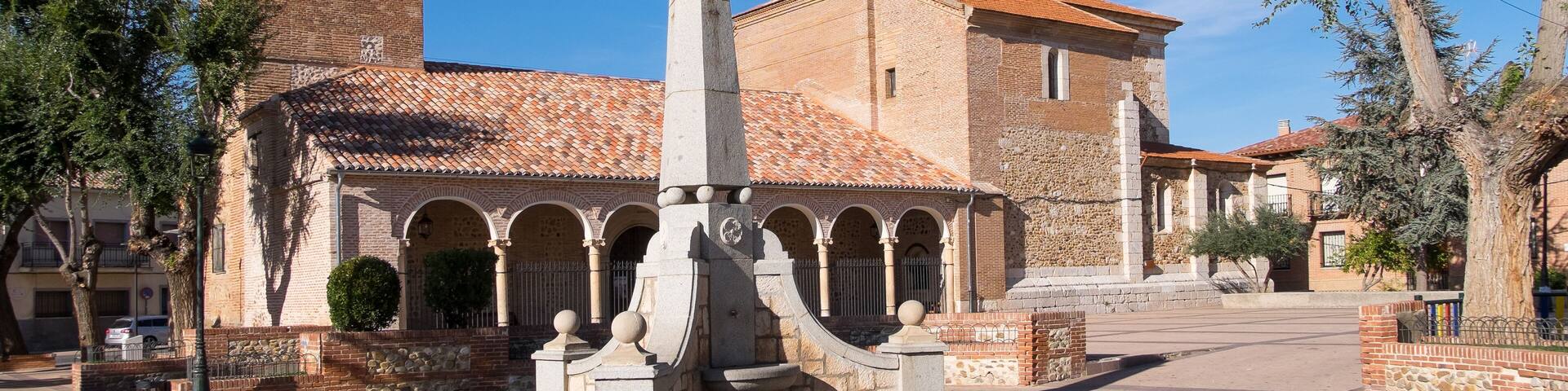 Vista de la Plaza Mayor y parroquia de San Miguel en el pueblo de Alovera, Guadalajara, España