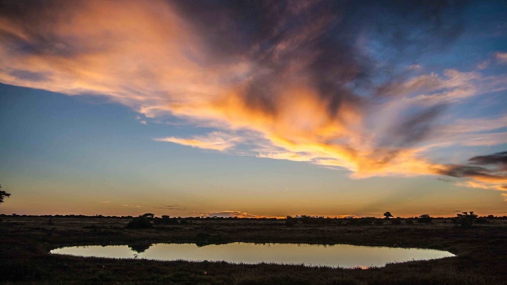 Another stunning #Africa #sunset from my Dragoman #overland trip in 2011, this time at #Okaukuejo Camp in #Namibia 🇳🇦. This is within the #Etosha #NationalPark, so that pool in the foreground is actually a waterhole which is regularly used by elephants, giraffes and other amazing creatures.
#LifeAtExpedia