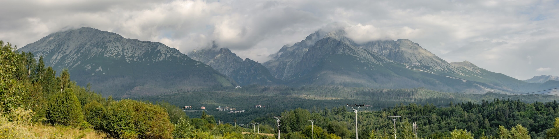 Panoramiczny widok na górskie szczyty