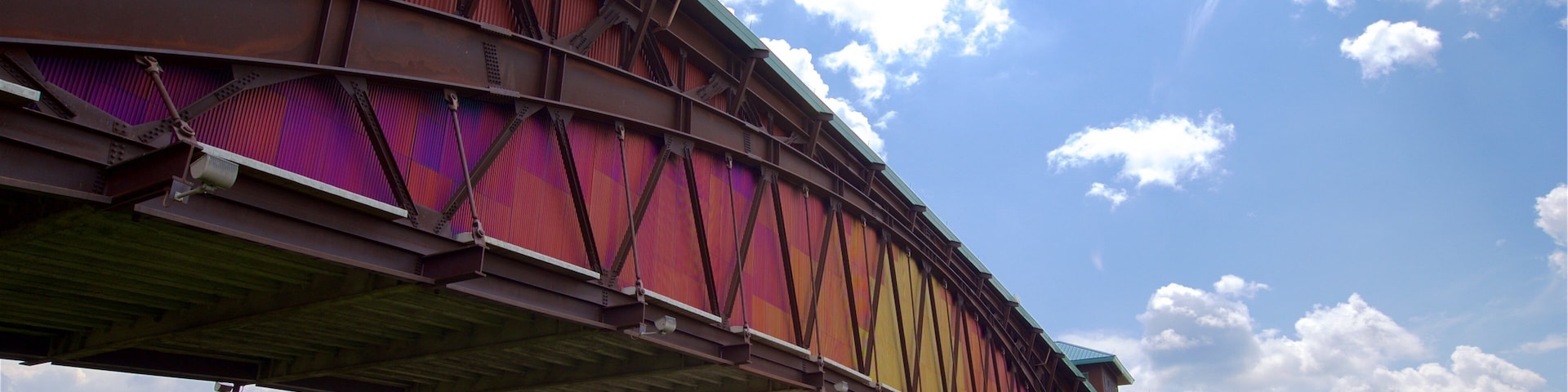 Great Platte River Road Archway which includes a bridge and a garden