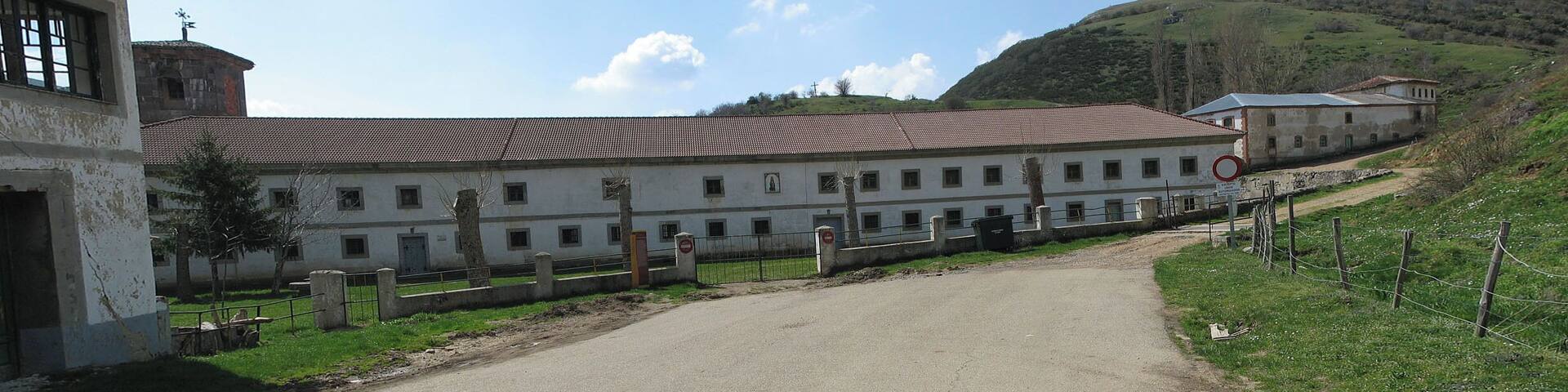 AbadĂa de Lebanza, en La PernĂa (Palencia, España). Vista PanorĂĄmica desde la entrada principal