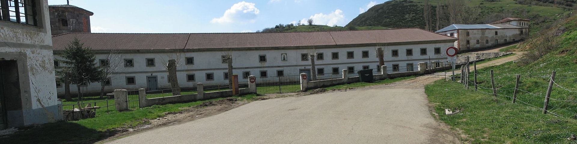 Abadía de Lebanza, en La Pernía (Palencia, España). Vista Panorámica desde la entrada principal